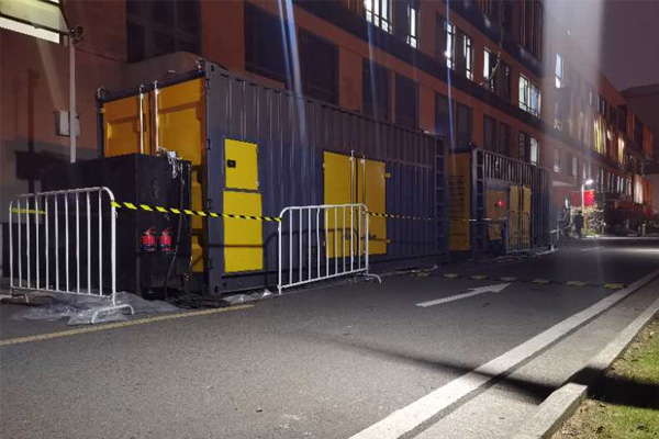 汉南柴油发电机组的输出电压是如何调节的？